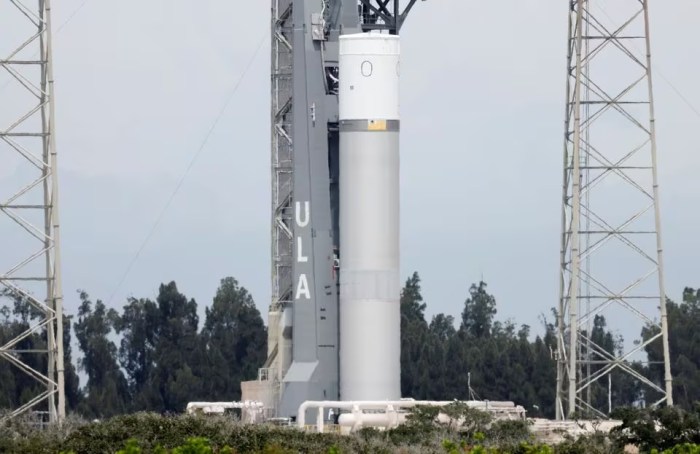 يتم عرض المرحلة الأولى من برنامج الصاروخ فولكان بعد وصولها لإجراء اختبارات الخزانات المبردة على المنصة 41 في محطة كيب كانافيرال بولاية فلوريدا، الولايات المتحدة في 26 أغسطس 2021