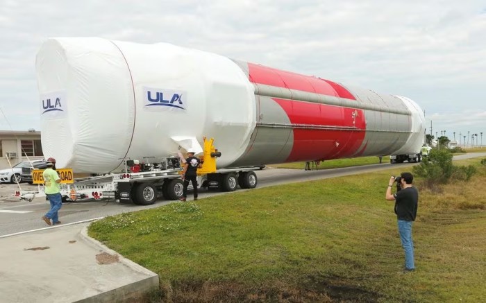 تم تفريغ صاروخ فولكان من الجيل التالي التابع لشركة United Launch Alliance بعد وصوله على متن سفينة إلى كيب كانافيرال، فلوريدا، الولايات المتحدة في 22 يناير 2023