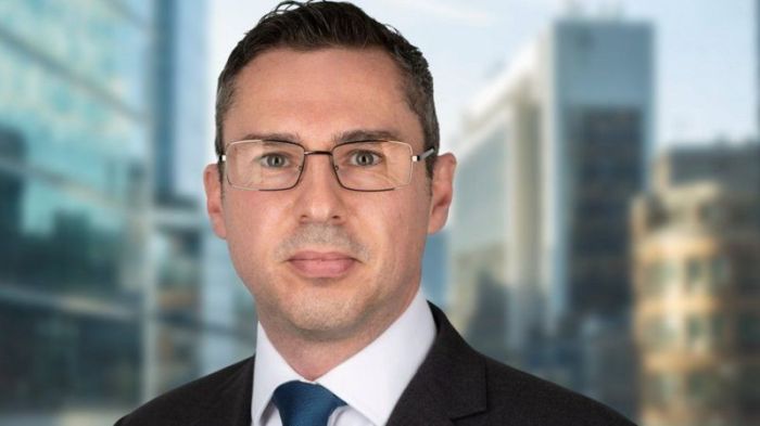 يحذر جون آلان من أن الاستثمار في الذكاء الاصطناعي لا يزال في بداياته