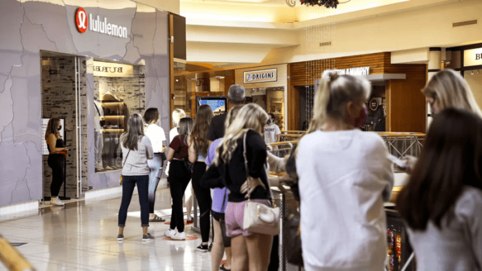 علامات تجارية مثل لولوليمون تعرض منتجات تجذب أبناء جيل ألفا وكذلك أبناء أجيال سابقة