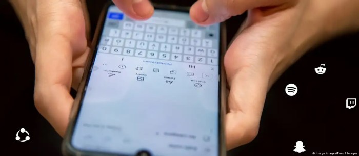 يتراكم شريط كثيف من البكتيريا على شاشة الهاتف الجوال، فما هو المصدر الرئيسي لهذه البكتيريا؟