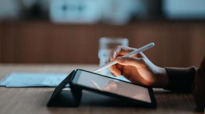 يزداد النشر الإلكتروني بسبب سهولة الحصول على الكتب الإلكترونية وسهولة البحث في مكتبات بكاملها على جهاز الكومبيوتر أو الهاتف الذكي