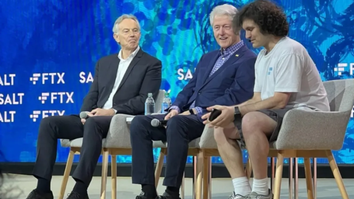 ظهر بانكمان فرايد على خشبة المسرح في مؤتمر مع رئيس الوزراء البريطاني السابق توني بلير، والرئيس الأمريكي السابق بيل كلينتون