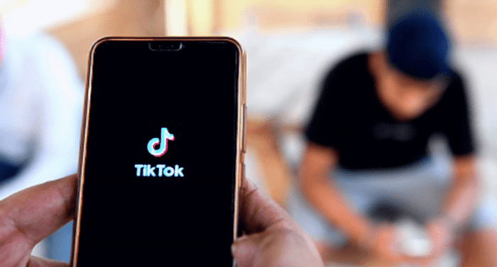 شعار تيك توك علي شاشة موبايل