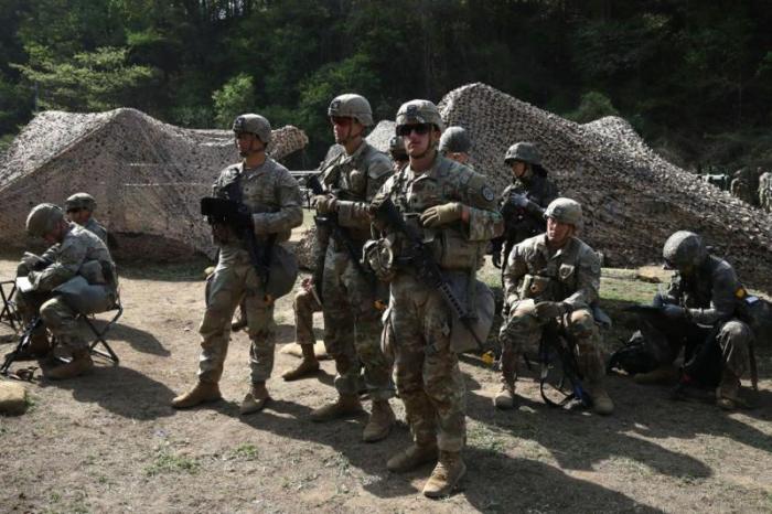 أول من طور "الـ دارك ويب" في منتصف التسعينيات هو الجيش الأمريكي، لحفظ بيانته وحماية أمنه القومي، لكن أُسيء استخدامه فيما بعد من قبل مطورين وقراصنة