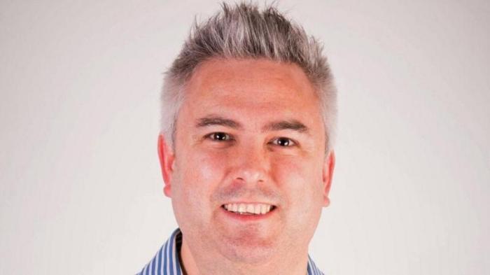 يقول توني جي إن المحتالين قادرون ببساطة على تغيير روابط مواقع الويب