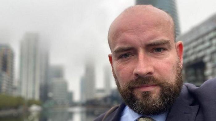 يقول نيكولاس كوري إن شركات وسائل التواصل الاجتماعي بحاجة إلى بذل المزيد من الجهد للتحقق من كل إعلان