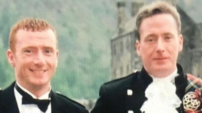 يعتقد مارك ستيوارت (يسار) أنه سيموت نتيجة للتجربة التي شارك فيها دون علمه، مثل شقيقه أنجوس (يمين)