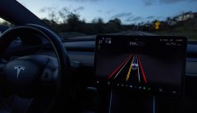 سيارة تسلا 3 تقوم باستخدام برنامج "القيادة الذاتية الكاملة Full Self Driving Beta (FSD)" أثناء التنقل على طريق المدينة في إنسينيتاس، كاليفورنيا، الولايات المتحدة، 28 فبراير 2023