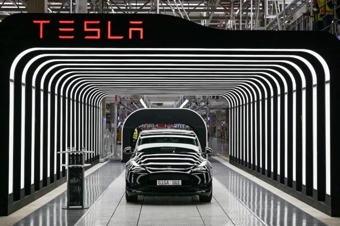 سيارات موديل Y خلال حفل افتتاح مصنع Tesla Gigafactory الجديد للسيارات الكهربائية في جروينهيد، ألمانيا، 22 مارس 2022