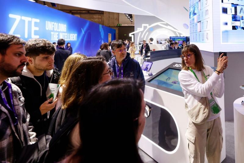 تشرح إحدى مرافقات جوجل أندرويد ميزات الذكاء الاصطناعي الجديدة التي طورتها جوجل لمساعدي الكونجرس في المؤتمر العالمي للموبايل 2024 في برشلونة، إسبانيا، في 2 أبريل 2024