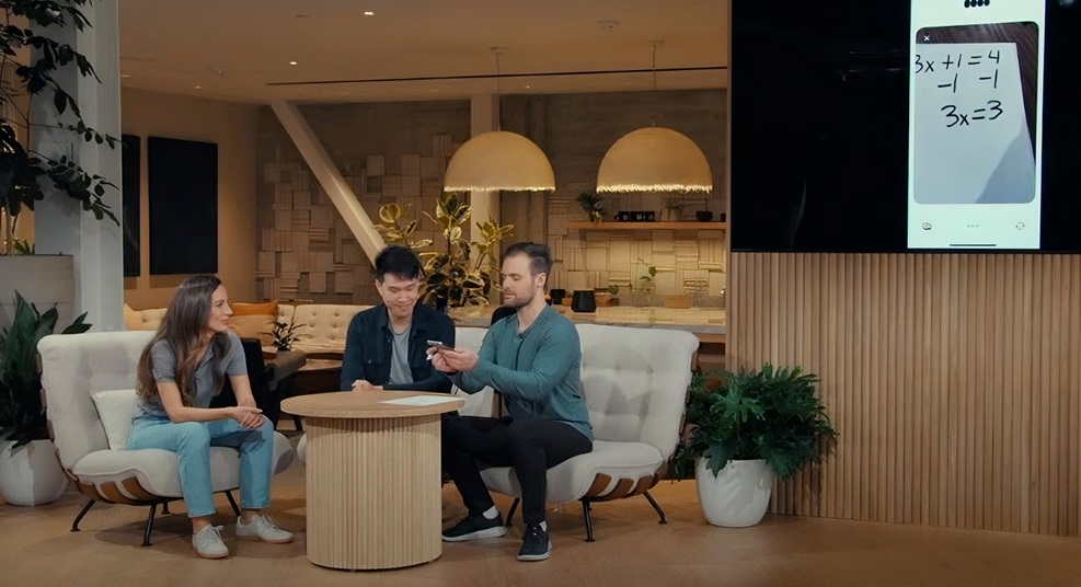 روبوت الدردشة GPT-40 يحل معادلات رياضية تمت كتبتها على ورقة