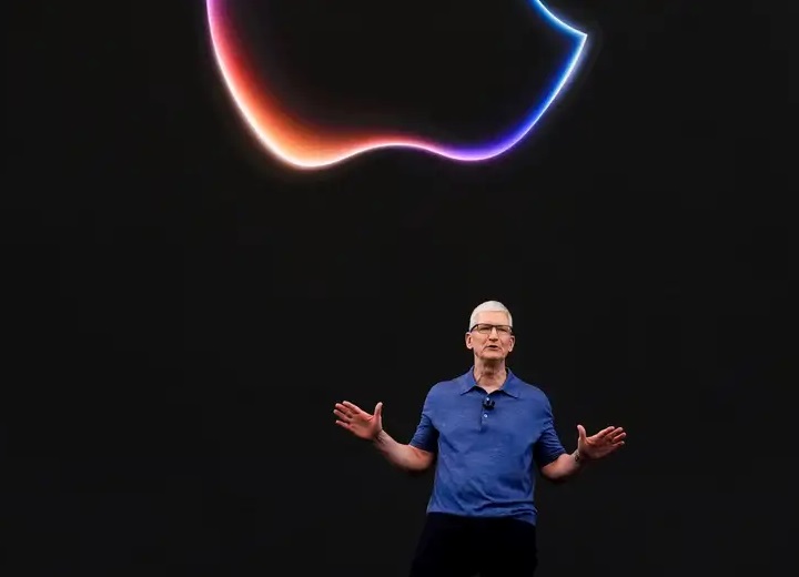 خلال المؤتمر قدمت آبل تجربة دمج روبوت الدردشة ومساعد البيانات الشخصي Siri مع الذكاء الاصطناعي شات جي بي تي من إنتاج شركة أوبن إيه آي