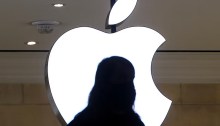 صورة ظلية لشخص أمام لافتة شعار متجر أبل في محطة جراند سنترال في حي مانهاتن بمدينة نيويورك، الولايات المتحدة، 4 يناير 2022