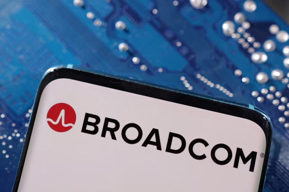 هاتف ذكي يحمل شعار Broadcom المعروض على اللوحة الأم للكمبيوتر في هذا الرسم التوضيحي الذي تم تصميمه في 6 مارس 2023