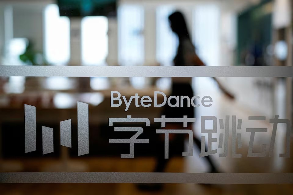 شعار شركة "بايت دانس ByteDance" التي تمتلك منصة تيك توك يظهر في مكتب الشركة في شنغهاي، الصين، 4 يوليو 2023