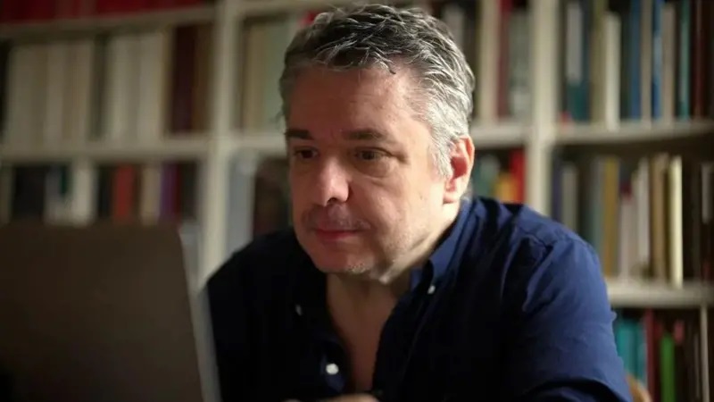 يجمع جراديل الأحجار الكريمة القديمة