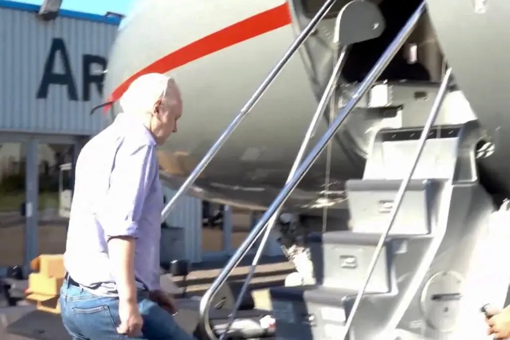 أظهرت صورة من مقطع فيديو نشره موقع ويكيليكس جوليان أسانج وهو يستقل طائرة في مطار ستانستيد بلندن يوم الاثنين 24 يونيو 2024