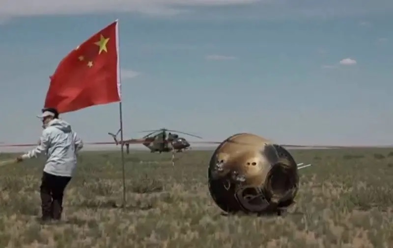 لحظة هبوط المسبار القمري الصيني على الأرض