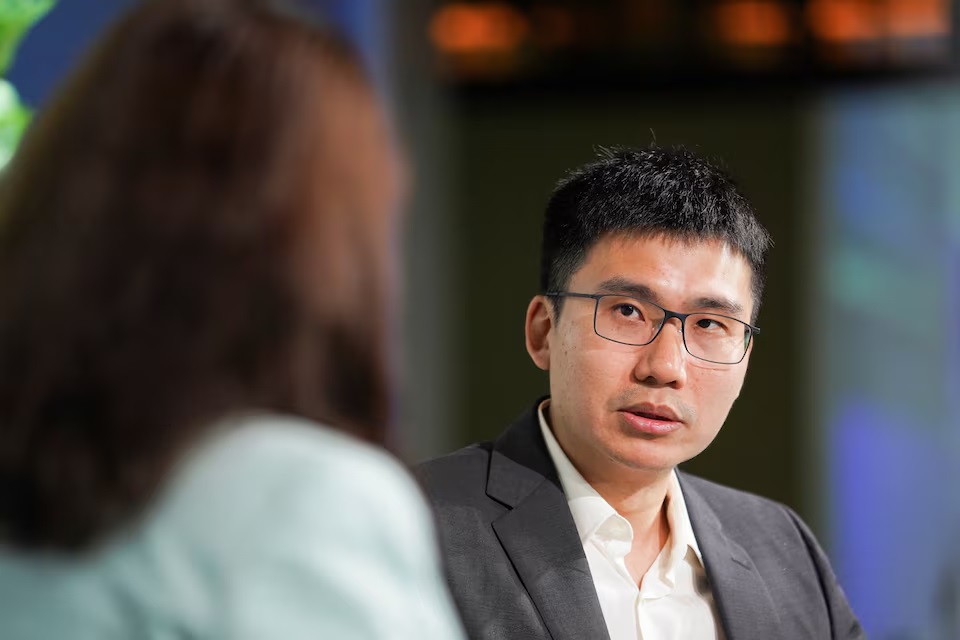 نائب رئيس التجارة الإلكترونية العالمية لمجموعة "علي بابا جروب" ورئيس مبادرة الذكاء الاصطناعي "كايفو تشانج"يتحدث في مؤتمر NEXT في سنغافورة في 9 يوليو 2024