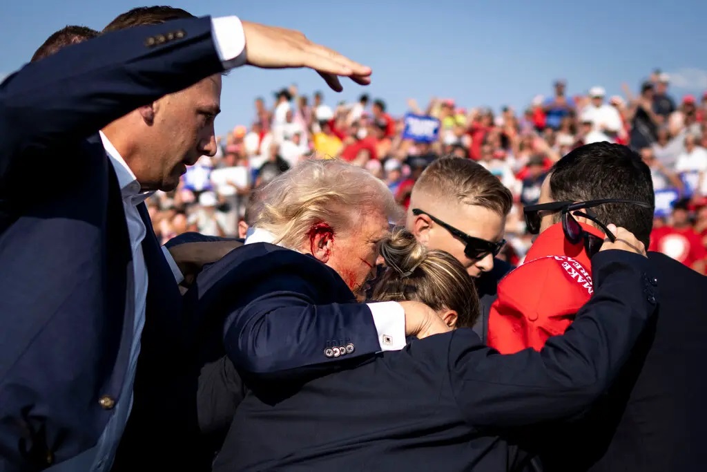 الرئيس الأمريكي السابق ترامب بعد إطلاق النار عليه يوم السبت 13 يوليو 2024