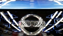 شعار نيسان يظهر على سيارة قبل مؤتمر صحفي بمصنع نيسان في سندرلاند، بريطانيا