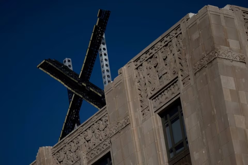 يظهر شعار "إكس" أعلى المقر الرئيسي لمنصة المراسلة إكس، المعروفة سابقًا باسم تويتر، في وسط مدينة سان فرانسيسكو، كاليفورنيا، الولايات المتحدة، 30 يوليو 2023