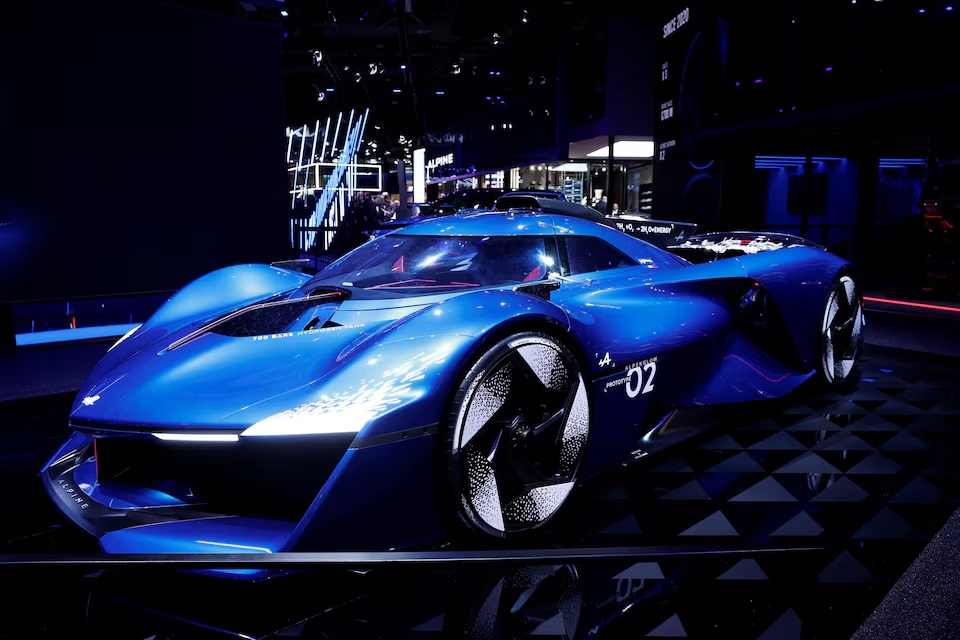 يتم عرض النموذج الأولي لسيارة Alpine Alpenglow Hy6 في اليوم الإعلامي في معرض باريس للسيارات 2024 في باريس، فرنسا، 14 أكتوبر 2024