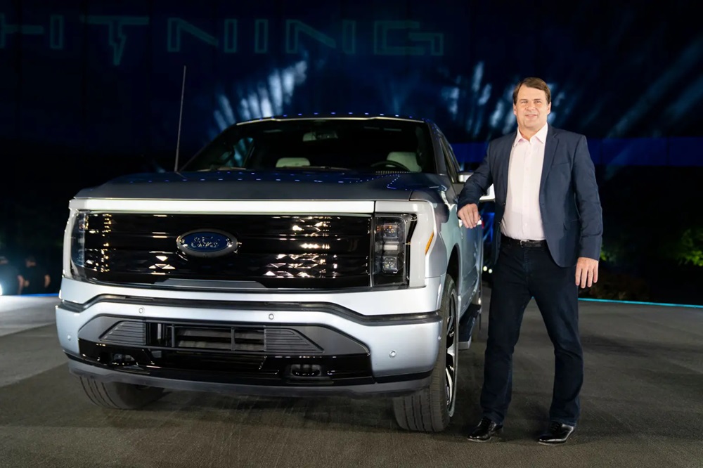 جيم فارلي الرئيس التنفيذي لشركة لشركة فورد بجوار شاحنة بيك اب فورد اف-150