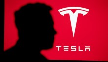 ظل إيلون ماسك الرئيس التنفيذي يظهر علي شعار شركة تسلا للسيارات الكهربائية