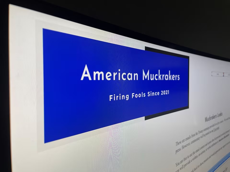 الموقع الإلكتروني للجنة العمل السياسي الديمقراطي (PAC) American Muckrakers في هذه الصورة الملتقطة في ولاية ماريلاند بالولايات المتحدة في 22 أكتوبر 2024