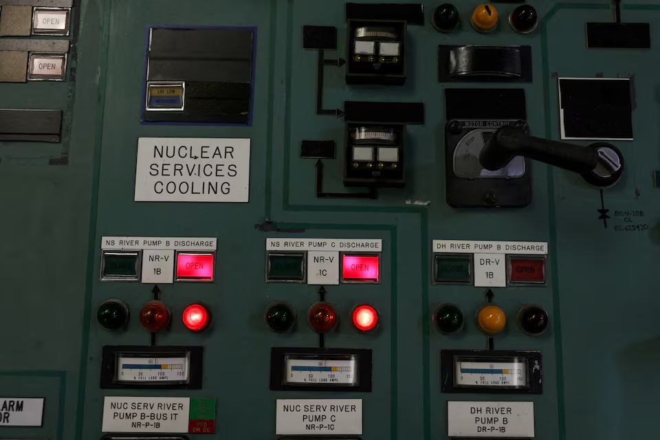 غرفة التحكم في محطة الطاقة النووية في مفاعل "ثري ميل إيلاند"، خلال جولة قامت بها شركة كونستيلاشن للطاقة، التي طلبت محول طاقة رئيسي للمفاعل النووي الذي تحاول إعادة تشغيله، في ميدلتاون، بنسلفانيا، الولايات المتحدة، 16 أكتوبر 2024