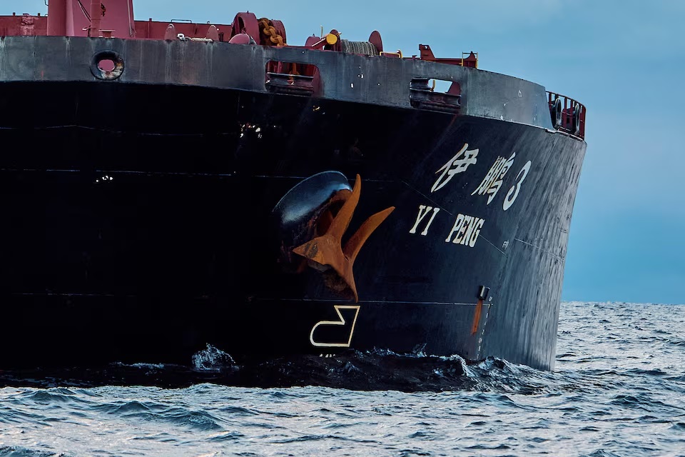 السفينة الصينية ناقلة البضائع يي بينج 3 في بحر كاتيجات بالقرب من مدينة جرينا في جوتلاند، الدنمارك، 20 نوفمبر 2024