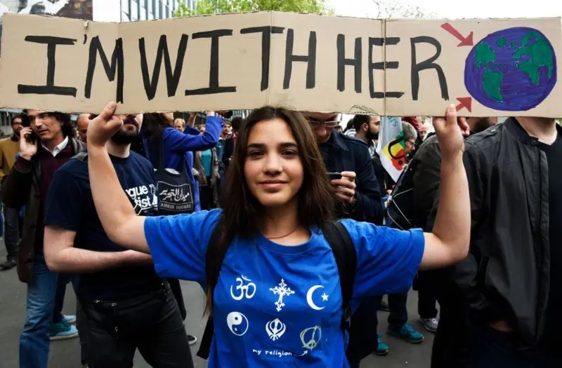 لا تؤخّر المعلومات الخاطئة والمضلّلة من اتخاذ الإجراءات الفعّالة فحسب، بل تعمّق أيضاً الانقسامات الاجتماعية وتعزّز ما بات يُعرف باسم "الحروب الثقافية" أو المعرفية