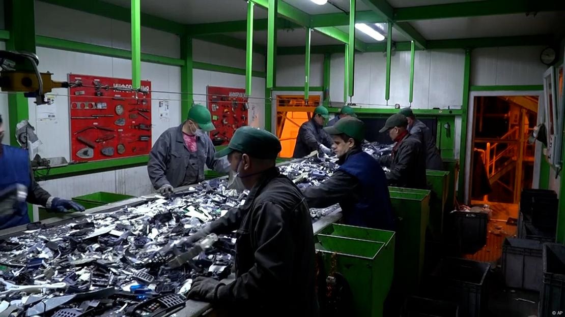 وقال مؤلفو الدراسة إن استراتيجيات إعادة استخدام وتدوير أجهزة الكمبيوتر المطلوبة لأنظمة الذكاء الاصطناعي التوليدي يمكن أن تقلل النفايات الإلكترونية بنسبة تصل إلى 86 بالمئة