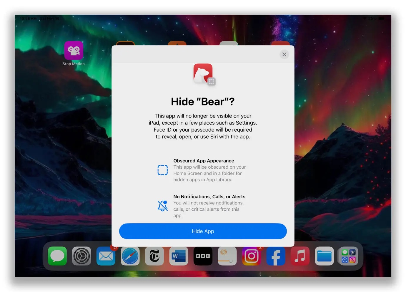 يوفر نظام تشغيل iOS 18 من أبل خيار قفل التطبيقات وإخفائها بحيث لا يمكن فتحها بدون كلمة مرور أو شكل من أشكال المصادقة البيومترية (بصمة الأصابع أو التعرف علي الوجوه)