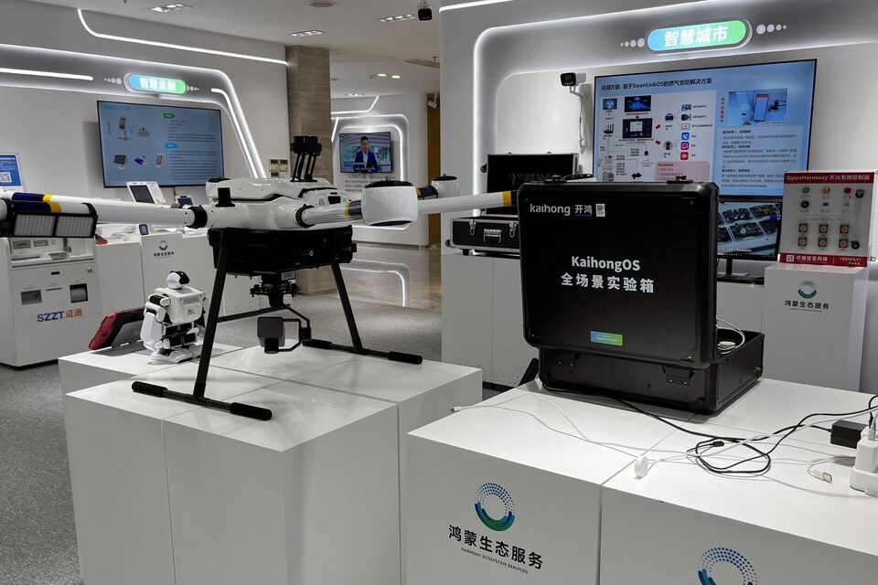 الأجهزة التي تعمل على نظام Open Harmony، وهو إصدار مفتوح المصدر من نظام التشغيل هارموني من هواوي، معروضة في مركز هارموني للابتكار في النظام البيئي في شينزين بمقاطعة قوانجدونج في الصين 9 أبريل 2024