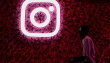 رجل يسير بجوار شعار تطبيق إنستجرام للهواتف المحمولة خلال مؤتمر في مومباي، الهند، 20 سبتمبر 2023