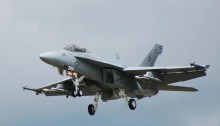 طائرة حربية تابعة للبحرية الأمريكية من طراز US Navy F/A-18 Hornet وهو نفس طراز الطائرة التي اسقطت في البحر الأحمر