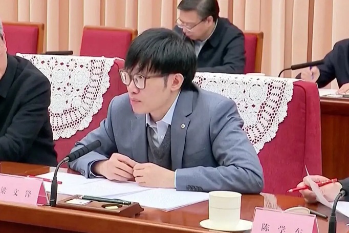 ليانج وينفينج، الرئيس التنفيذي لشركة ديب سيك، في صورة من بث وسائل الإعلام الصينية