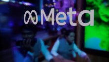 أشخاص يظهرون خلف شعار شركة ميتا بلاتفورمز، خلال مؤتمر في مومباي، الهند، 20 سبتمبر 2023