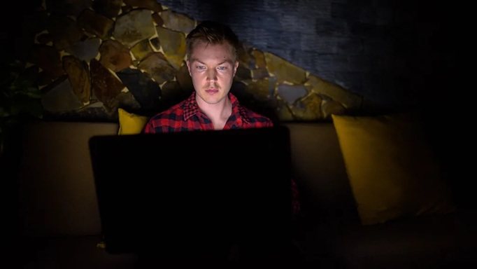 يجد العاملون طرقًا للوصول إلى التكنولوجيا في الخفاء، سواء عن طريق حجب شاشاتهم عن الأنظار أو استخدام حلول تكنولوجية أعلى