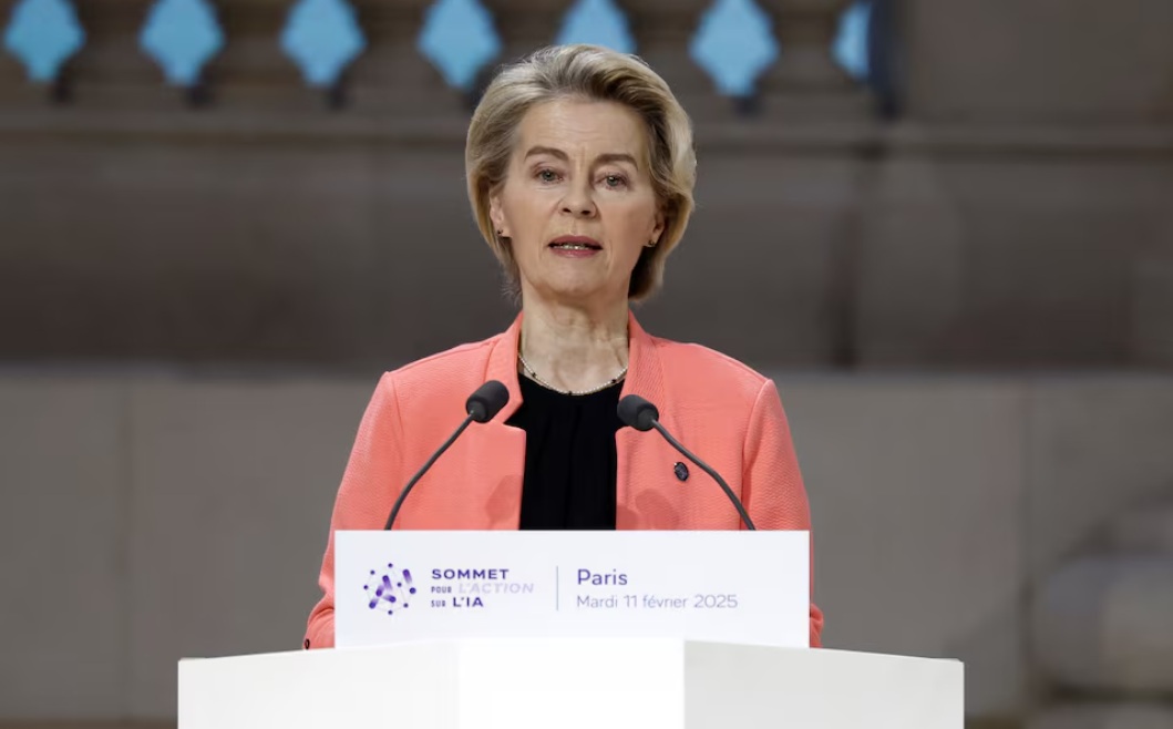 رئيسة المفوضية الأوروبية، أورسولا فون دير لاين، تلقي كلمة خلال الجلسة العامة لقمة العمل الخاصة بالذكاء الاصطناعي في القصر الكبير في باريس، فرنسا، 11 فبراير 2025