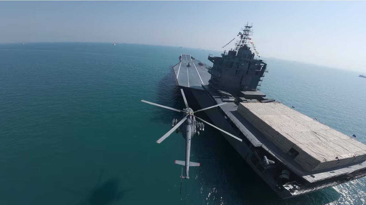 إلى جانب أن حاملة الطائرات الإيرانية تستطيع إطلاق المسيرات فإنها تستطيع أيضاً حمل المروحيات