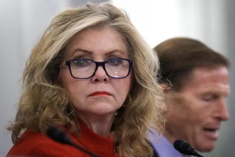 السيناتور مارشا بلاكبيرن (يسار) وريتشارد بلومنثال يطالبان بإجابات واضحة بشأن شفافية أنظمة إعلانات شركات التكنولوجيا