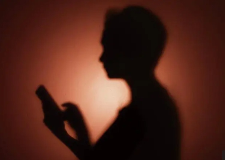 يقول خبراء إن أنظمة الإعلانات التكنولوجية الكبيرة تتقاسم الأموال مع مواقع إلكترونية تستضيف قائمة طويلة من المحتوى الضار