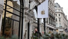 أناس يمرون بجوار متجر أبل في لندن، بريطانيا، 13 يناير 2025