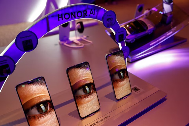 شركة التكنولوجيا الصينية "أونور Honor"، تعرض تقنيتها الجديدة قبل انعقاد المؤتمر العالمي للهواتف في برشلونة، إسبانيا 2 مارس 2025