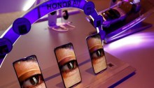 شركة التكنولوجيا الصينية "أونور Honor"، تعرض تقنيتها الجديدة قبل انعقاد المؤتمر العالمي للهواتف في برشلونة، إسبانيا 2 مارس 2025