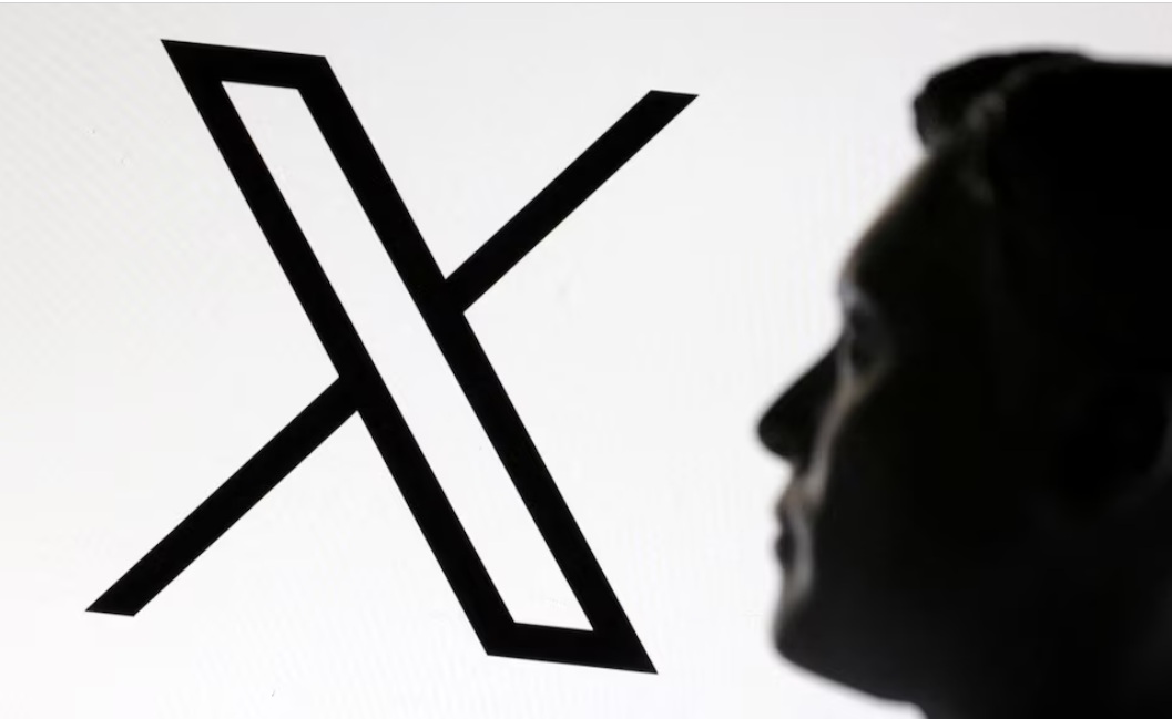 نموذج مصغر ثلاثي الأبعاد لإيلون ماسك وشعار X في هذا الرسم التوضيحي الذي تم تصميمه في 23 يناير 2025